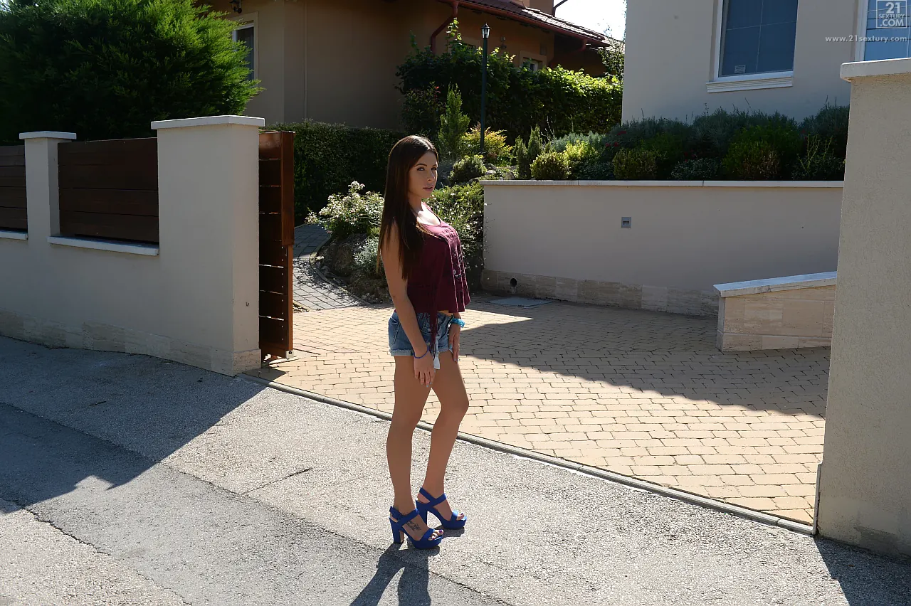 21Sextury 'Hot Tourist in Trouble' starring Ally Breelsen (Photo 1)