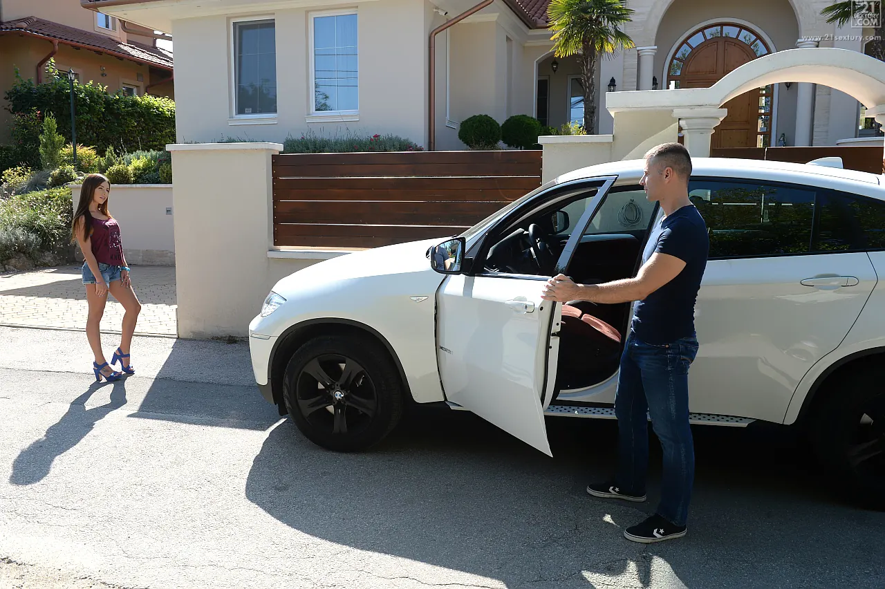 21Sextury 'Hot Tourist in Trouble' starring Ally Breelsen (Photo 9)