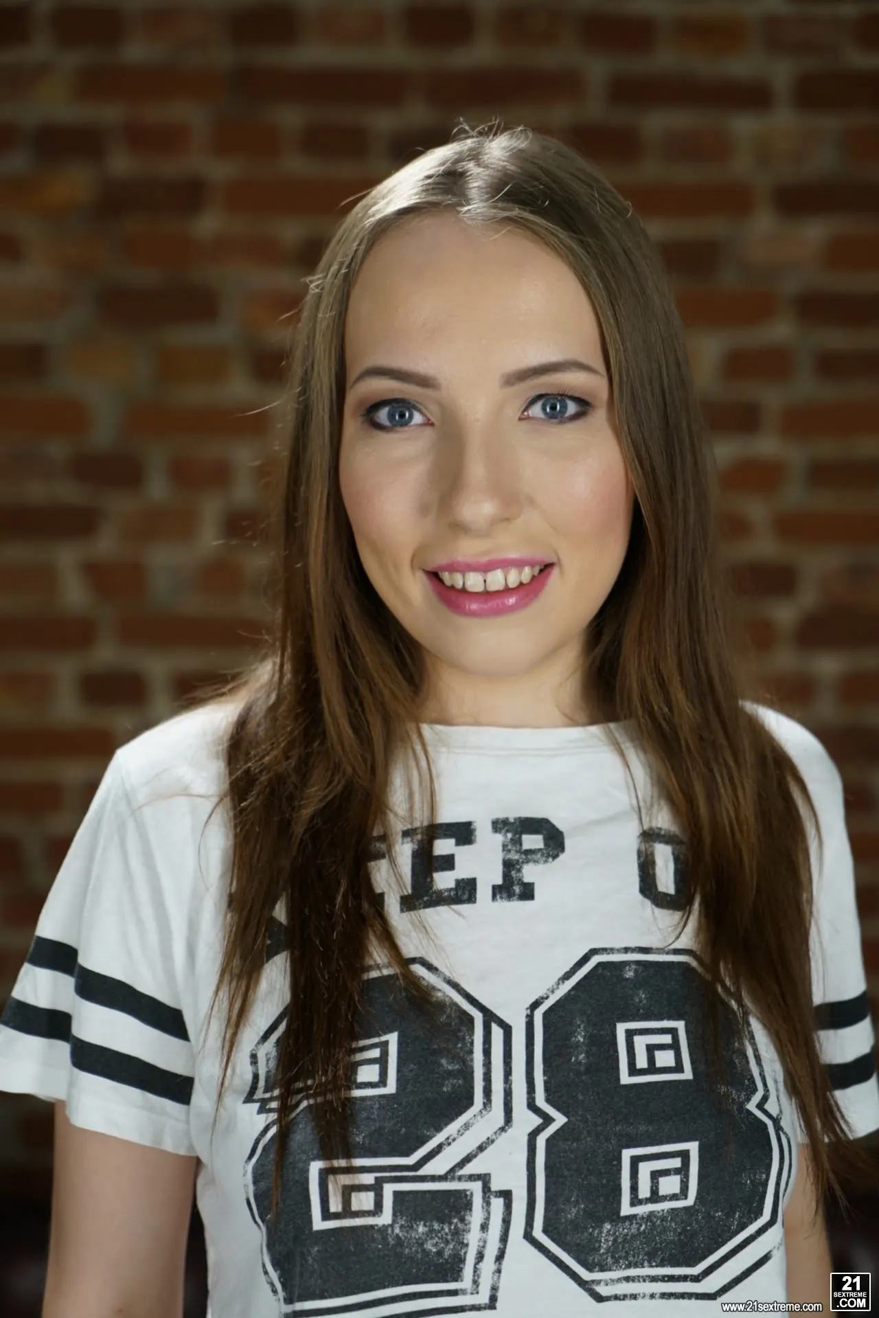 21Sextury 'Massage Service Extraordinaire ' starring Lina Mercury (Photo 1)