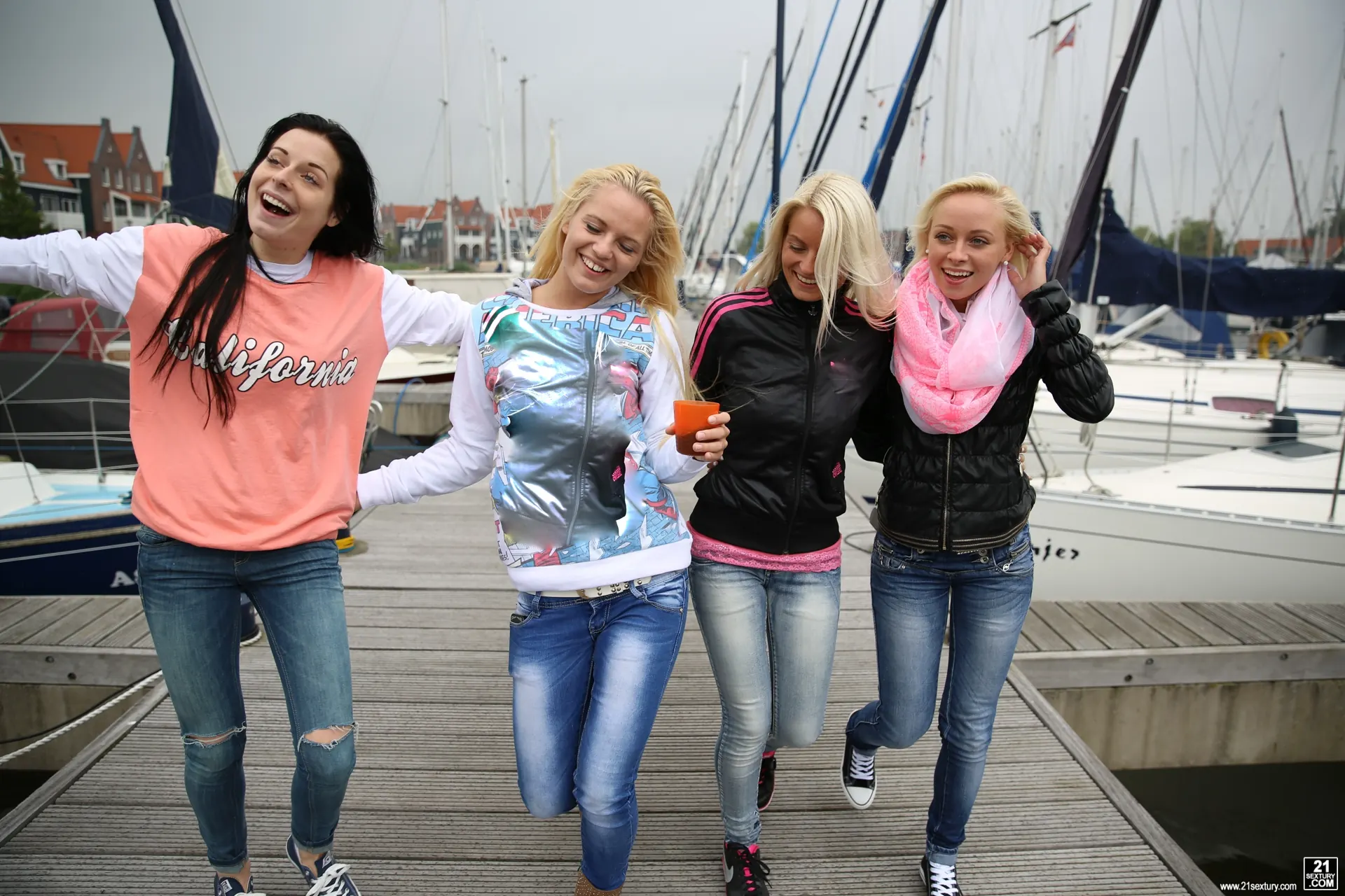 21Sextury 'Four Babes On A Boat' starring Vanda (Photo 30)