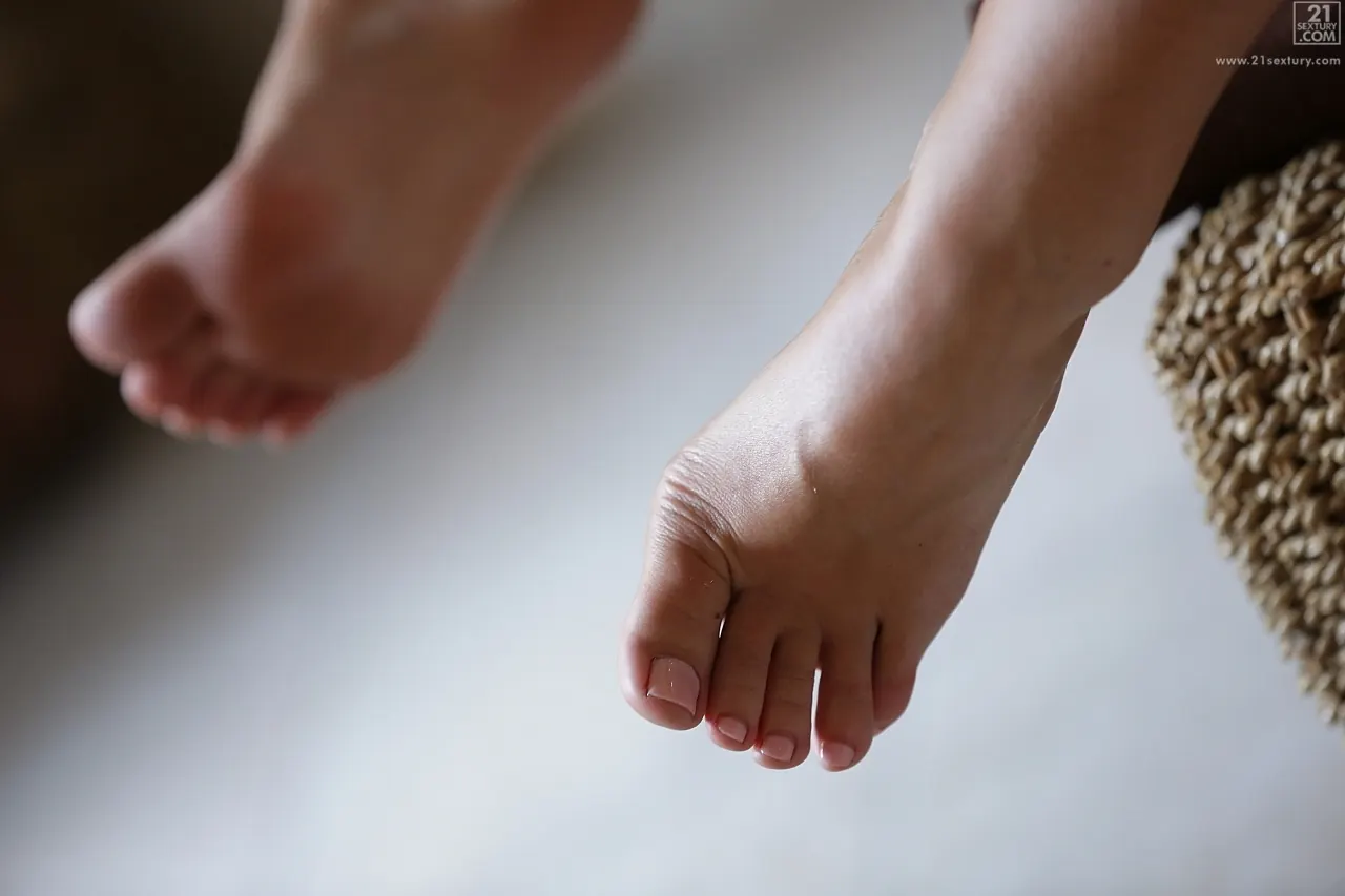 21Sextury 'The Girl with the Foot Fetish' starring Vinna Reed (Photo 112)